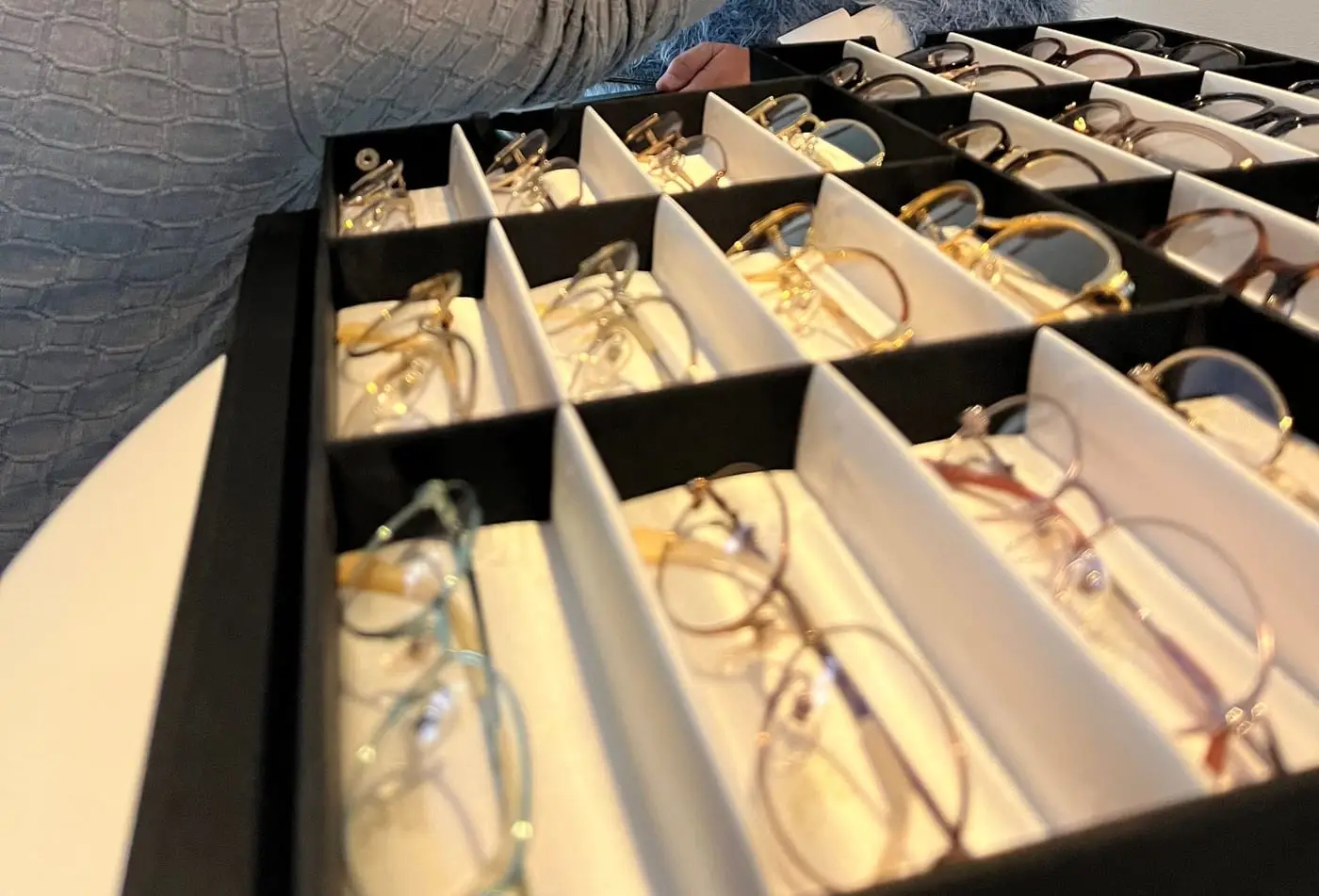 Lade met monturen die de opticien meeneemt