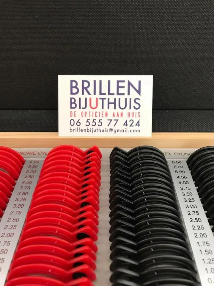 De kist met pasglazen die de opticien meeneemt